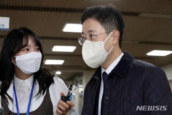 [서울=뉴시스] 고승민 기자 = '고발사주' 의혹으로 기소된 손준성 서울고검 송무부장(전 대검 수사정보정책관)이 지난 2022년 10월24일 서울중앙지방법원에서 열린 공직선거법 위반 등 1심 첫 공판에 출석하고 있다. (공동취재사진) 2022.10.24. photo@newsis.com