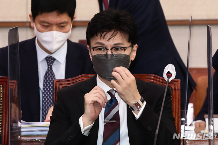 [서울=뉴시스] 김선웅 기자 = 한동훈 법무부장관이 지난해 10월24일 서울 여의도 국회 법제사법위원회에서 열린 종합 국정감사에 출석해 자리하고 있다. (공동취재사진) 2022.10.24. photo@newsis.com