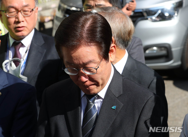 [서울=뉴시스] 최진석 기자 = 이재명 더불어민주당 대표가 24일 검찰이 압수수색을 시도한 민주연구원이 입주한 서울 여의도 더불어민주당 중앙당사로 들어가고 있다 2022.10.24. myjs@newsis.com