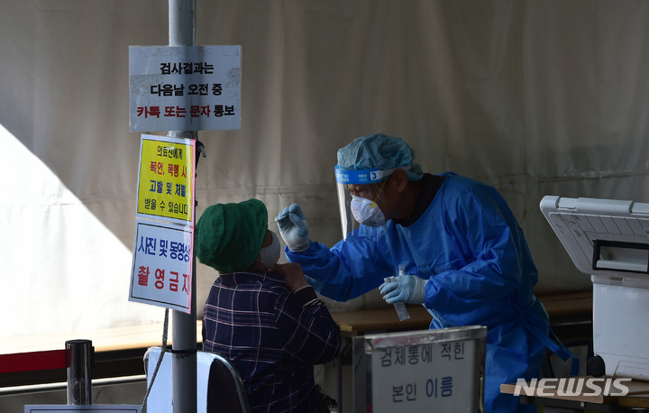 [대구=뉴시스] 이무열 기자 = 24일 오전 대구 수성구보건소 코로나19 선별진료소에서 의료진이 검체 채취를 하고 있다. 이날 0시 기준 코로나19 신규 확진자는 1만 4302명 발생했다. 2022.10.24. lmy@newsis.com