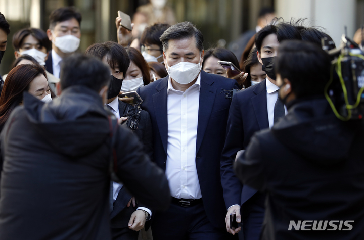 [서울=뉴시스] 고승민 기자 = 유동규 전 성남도시개발공사 본부장이 24일 서울중앙지방법원에서 대장동 개발 사업 관련 오전 공판을 마치고 청사를 나서고 있다. 2022.10.24. kkssmm99@newsis.com