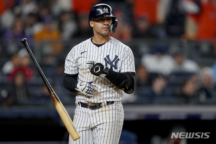 [뉴욕=AP/뉴시스] 뉴욕 양키스의 글레이버 토레스가 24일(한국시간) 미국 뉴욕 브롱크스 양키 스타디움에서 열린 휴스턴 애스트로스와 2022 MLB 아메리칸리그 챔피언십 시리즈 4차전 7회말 공격에서 삼진을 당한 뒤 배트를 던지고 있다. 2022.10.24.