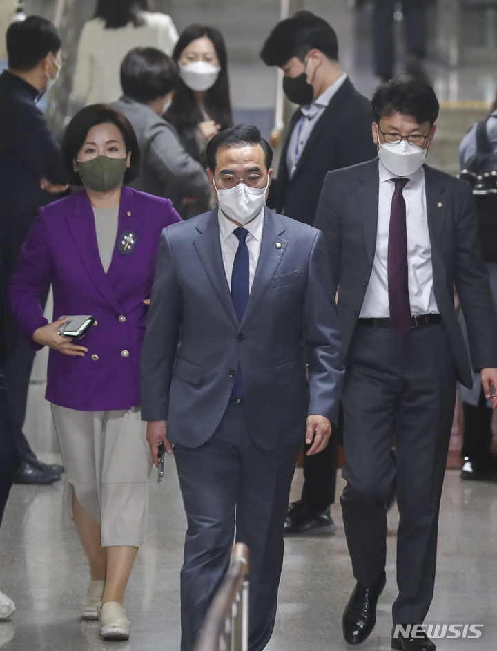 [서울=뉴시스] 김선웅 기자 = 박홍근 더불어민주당 원내대표가 24일 서울 여의도 국회에서 열린 더불어민주당 비상 의원총회를 마친 후 이석하고 있다. (공동취재사진) 2022.10.24. photo@newsis.com