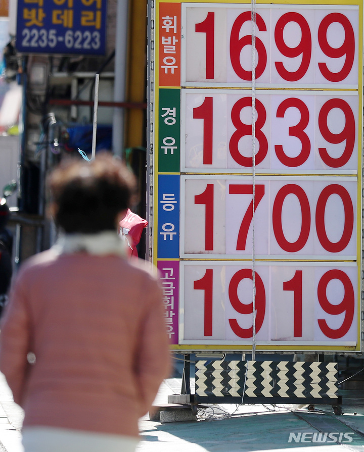 [서울=뉴시스] 이영환 기자 나 = 24일 오후 서울 시내의 한 주유소에 등유 판매 가격이 표시되어 있다. 한국석유공사 유가정보 서비스 오피넷에 따르면 10월 3주 등유 평균 판매 가격은 1596.9원을 나타냈으며 21년 기준 946.8원에 비하면 70% 가까이 인상됐다. 2022.10.24. 20hwan@newsis.com