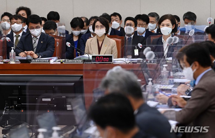 [서울=뉴시스] 전진환 기자 = 이영 중소벤처기업부 장관이 24일 국회 산업통상자원중소벤처기업위원회에서 열린 중소벤처기업부·특허청 등 소관 공공기관에 대한 국정감사에서 의원질의를 듣고 있다. (공동취재사진) 2022.10.24. photo@newsis.com