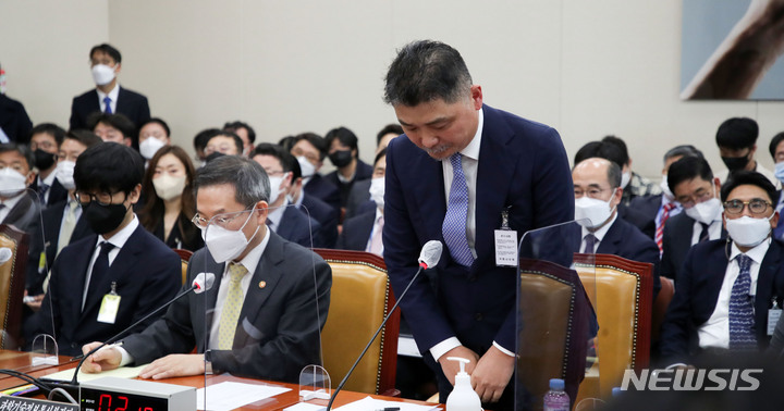 [서울=뉴시스] 김선웅 기자 = 김범수 카카오 미래이니셔티브센터장이 24일 서울 여의도 국회 과학기술정보방송통신위원회에서 열린 종합 국정감사에 출석해 화재사고 및 서비스 장애에 대한 사과를 하고 있다. 2022.10.24. mangusta@newsis.com