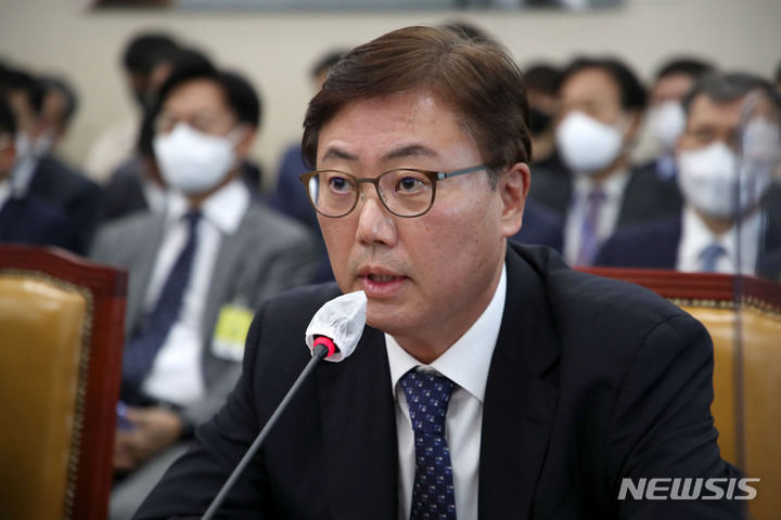 [서울=뉴시스] 김선웅 기자 = 박성하 SK C&C 대표이사가 24일 서울 여의도 국회 과학기술정보방송통신위원회에서 열린 종합 국정감사에 출석해 의원 질의에 답변하고 있다. 2022.10.24. mangusta@newsis.com