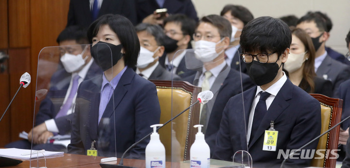 [서울=뉴시스] 김선웅 기자 = 이해진(오른쪽) 네이버 글로벌투자책임자와 최수연 네이버 대표이사 사장이 24일 서울 여의도 국회 과학기술정보방송통신위원회에서 열린 종합 국정감사에 출석해 자리하고 있다. 2022.10.24. mangusta@newsis.com