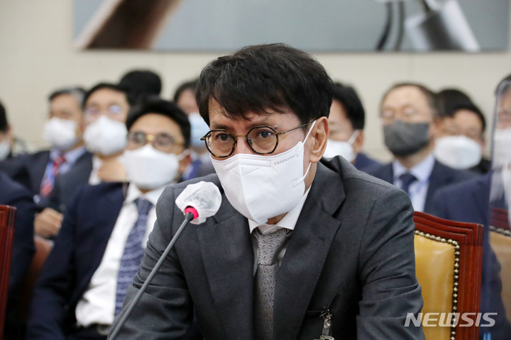 [서울=뉴시스] 전진환 기자 = 홍은택 카카오 대표이사가 24일 서울 여의도 국회 과방위 국정감사에서 의원들의 질문에 답변하고 있다. (공동취재사진) 2022.10.24. photo@newsis.com