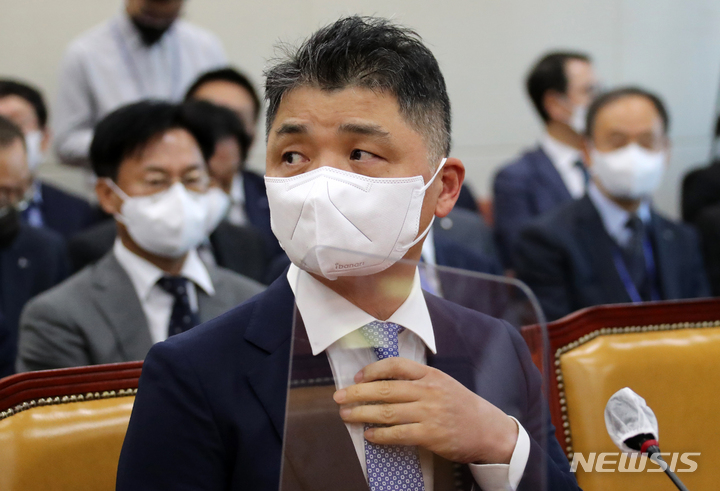 [서울=뉴시스] 전진환 기자 = 김범수 카카오미래이니셔티브센터장이 24일 서울 여의도 국회 과방위 종합국정감사에 증인으로 출석해 자리하고 있다. (공동취재사진) 2022.10.24. photo@newsis.com