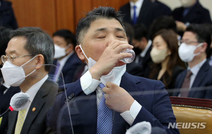 [서울=뉴시스] 전진환 기자 = 김범수 카카오미래이니셔티브센터장이 24일 서울 여의도 국회 과방위 종합국정감사에 증인으로 출석해 물을 마시고 있다. (공동취재사진) 2022.10.24. photo@newsis.com