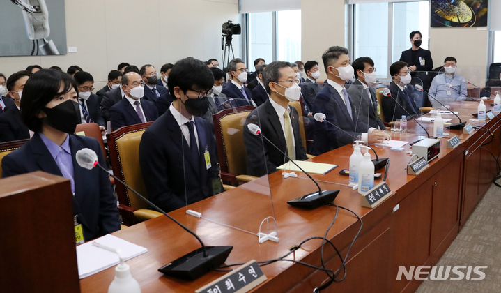 [서울=뉴시스] 전진환 기자 = 최수연(왼쪽부터) 네이버 대표이사, 이해진 네이버 GIO, 이종호 과기정통부장관, 김범수 카카오미래이니셔티브센터장, 홍은택 카카오대표이사, 박성하 SK C&C대표이사가 24일 서울 여의도 국회 과방위 회의실에서 열린 종합감사에서 의원들의 질문을 듣고 있다. (공동취재사진) 2022.10.24. photo@newsis.com