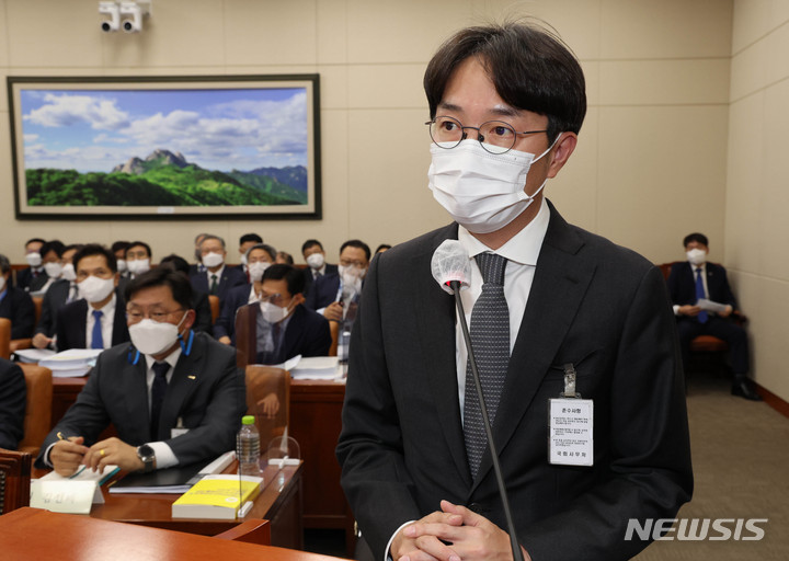 [서울=뉴시스] 최진석 기자 = 김범준 우아한형제들 대표가 24일 서울 여의도 국회에서 열린 국회 환경노동위원회의 고용노동부, 경제사회노동위원회에 대한 국정감사 종합감사에서 의원들의 질의에 답하고 있다. 2022.10.24. (공동취재사진) photo@newsis.com