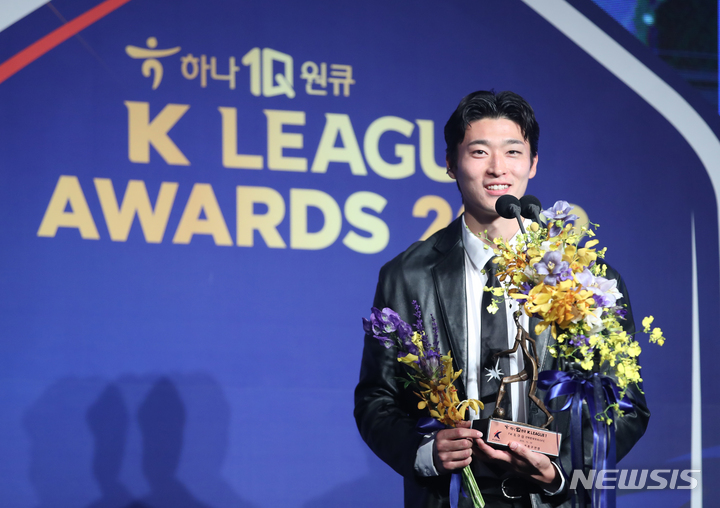 [서울=뉴시스] 고승민 기자 = 24일 서울 양재동 더케이호텔에서 열린 하나원큐 K리그 어워즈 2022에서 전북현대 조규성이 K리그1 베스트11 FW 상을 수상한 뒤 소감을 밝히고 있다. 2022.10.24. kkssmm99@newsis.com