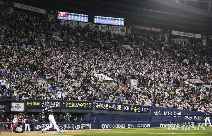 [서울=뉴시스] 김근수 기자 = 24일 서울 잠실야구장에서 열린 2022 KBO 포스트시즌 플레이오프 1차전 LG 트윈스와 키움 히어로즈의 경기, 8회초 키움 공격, 관중들이 경기장에 가득 차 있다. 2022.10.24. ks@newsis.com