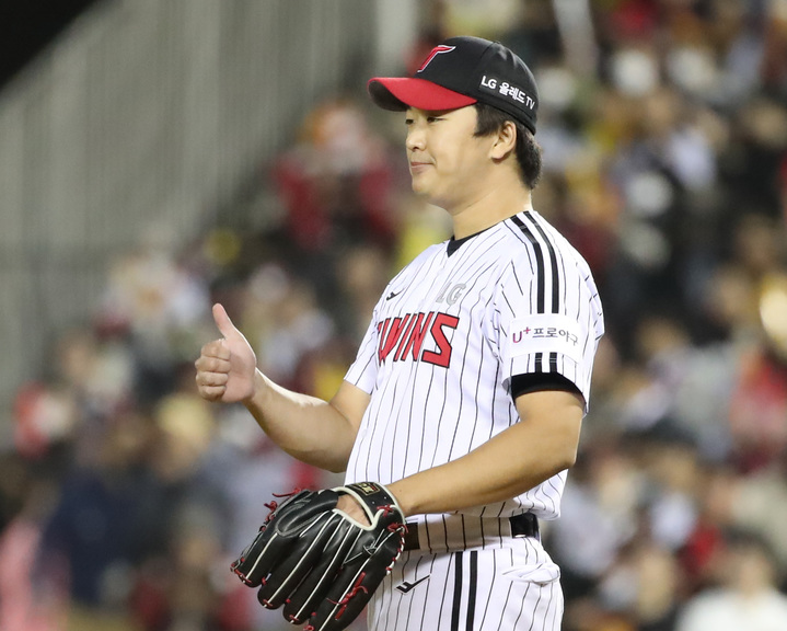 [서울=뉴시스] 조수정 기자 = 24일 서울 송파구 잠실야구장에서 열린 2022 KBO 포스트시즌 플레이오프 1차전 LG 트윈스 대 키움 히어로즈 경기, 9회초 LG 마무리투수 고우석이 문보경의 호수비에 엄지를 들어보이고 있다. 2022.10.24. chocrystal@newsis.com