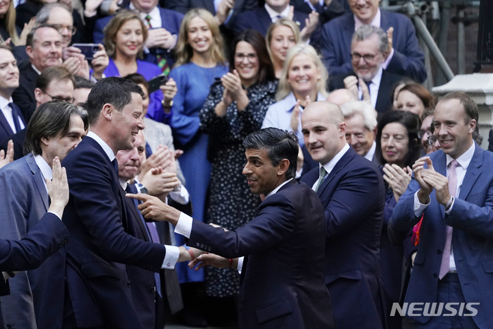 [런던=AP/뉴시스] 리시 수낵 영국 전 재무장관이 24일(현지시간) 런던 보수당 중앙당사에 도착해 보수당 의원들에 둘러싸여 환영을 받고 있다. 그는 이날 영국 보수당 대표이자 차기 총리로 확정됐다. 2022.10.25.