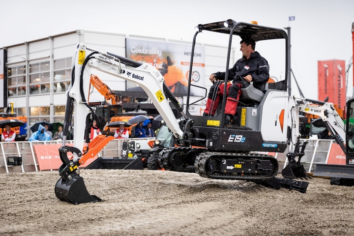 [서울=뉴시스] 두산밥캣이 ‘바우마 2022’에서 최고 공개한 2톤급 전기 굴착기 E19e. (사진=두산밥캣 제공) *재판매 및 DB 금지