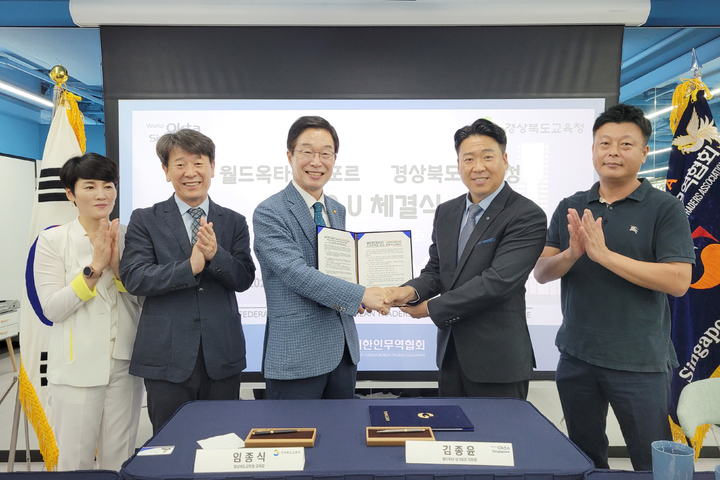 [안동=뉴시스] 임종식 경북교육감(왼쪽 세번째)이 25일 싱가포르 현지 기업체와 산학협력 협약을 체결하고 있다. (사진=경북교육청 제공) 2022.10.25 *재판매 및 DB 금지