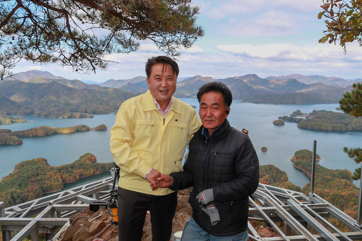 [충주=뉴시스] 이병찬 기자 = 김영환(왼쪽) 충북지사가 25일 충주 악어봉 탐방로 조성사업 현장을 찾아 공사 관계자를 격려하고 있다.(사진=충북도 제공) 2022.10.25. photo@newsis.com *재판매 및 DB 금지