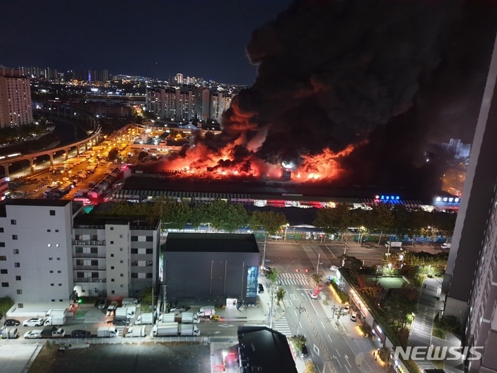 [대구=뉴시스]10월 25일 오후 대구시 북구 매천시장에서 불이 나 소방당국이 대응2단계를 발령하고 진화직업을 벌이고 있다. 뉴시스DB. 2022.11.14. photo@newsis.com 