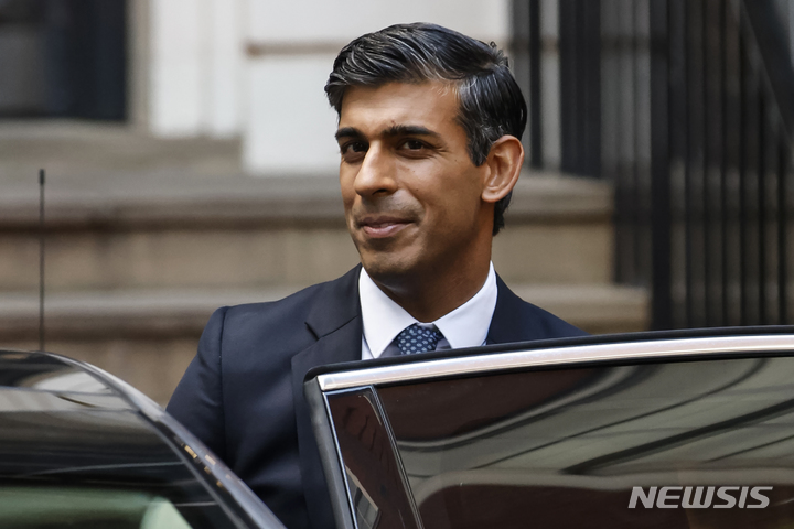 [런던=AP/뉴시스] 리시 수낙 전 재무장관이 2022년 10월24일(현지시간) 런던 선거 사무실을 떠나고 있다. 2022.10.25.
