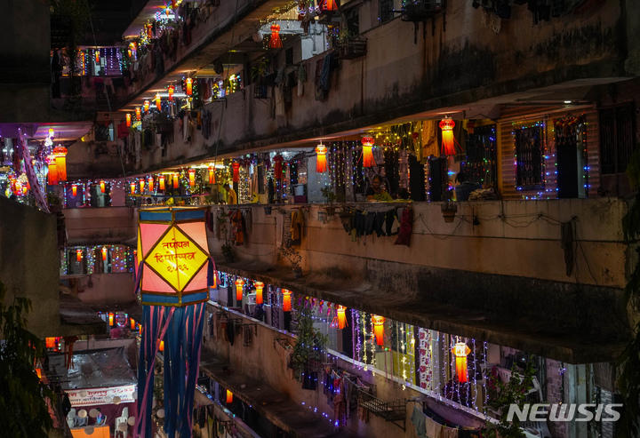 [인도=AP/뉴시스] 디왈리 축제 기간인 24일(현지시간) 인도 뭄바이의 한 건물에 조명이 환하게 켜져있다. 2022.10.25.