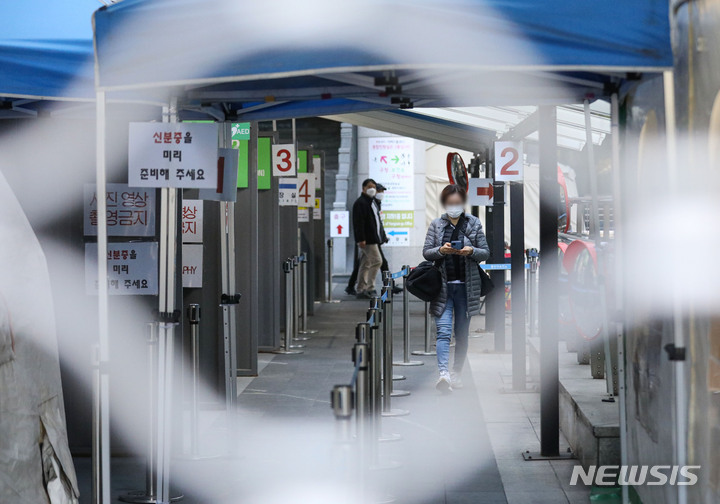 [서울=뉴시스] 권창회 기자 = 코로나19 신규 확진자가 4만 3759명으로 34일만에 4만명 대로 집계된 25일 오전 서울 용산구 보건소 선별진료소에서 한 시민이 PCR검사를 받기 위해 이동하고 있다. 2022.10.25. kch0523@newsis.com