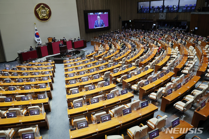 [서울=뉴시스] 전신 기자 = 윤석열 대통령이 25일 서울 여의도 국회 본회의장에서 2023년도 예산안 및 기금운용계획안 시정연설을 하고 있는 가운데 더불어민주당의 빈자리가 보이고 있다. 2022.10.25. photo1006@newsis.com