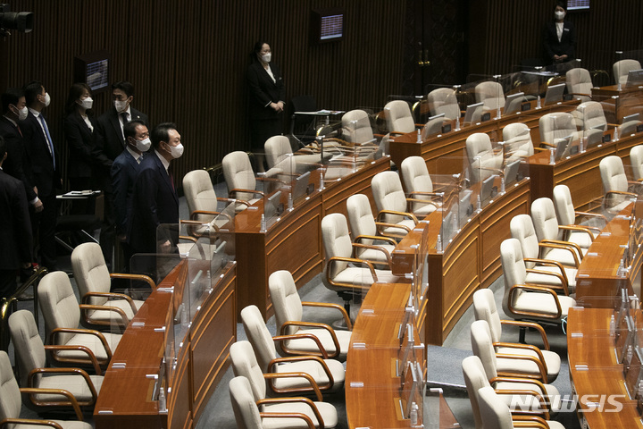 [서울=뉴시스] 전진환 기자 = 윤석열 대통령이 25일 서울 여의도 국회 본회의장에서 2023년도 예산안 및 기금운용계획안에 대한 시정연설을 위해 입장하는 옆으로 더불어민주당 의원들의 자리가 비어 있다. 2022.10.25. (공동취재사진) photo@newsis.com