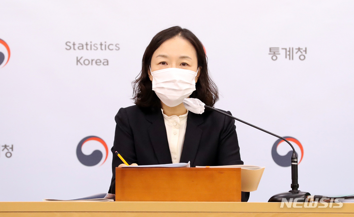 [세종=뉴시스] 강종민 기자 = 김경희 통계청 고용통계과장. 2022.10.25. ppkjm@newsis.com