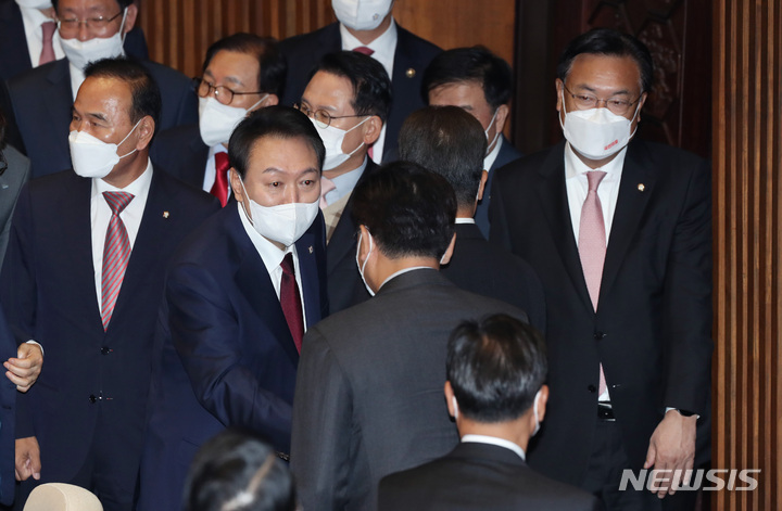 [서울=뉴시스] 전진환 기자 = 윤석열 대통령이 25일 오전 서울 여의도 국회 본회의장에서 2023년도 예산안 및 기금운용계획안에 대한 시정연설을 마치고 국민의힘 의원들과 인사하고 있다. (공동취재사진) 2022.10.25. photo@newsis.com