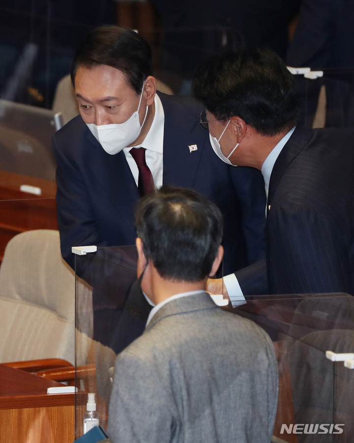 [서울=뉴시스] 전진환 기자 = 윤석열 대통령이 25일 오전 서울 여의도 국회 본회의장에서 2023년도 예산안 및 기금운용계획안에 대한 시정연설을 마치고 국민의힘 장제원 의원과 대화하고 있다. (공동취재사진) 2022.10.25. photo@newsis.com