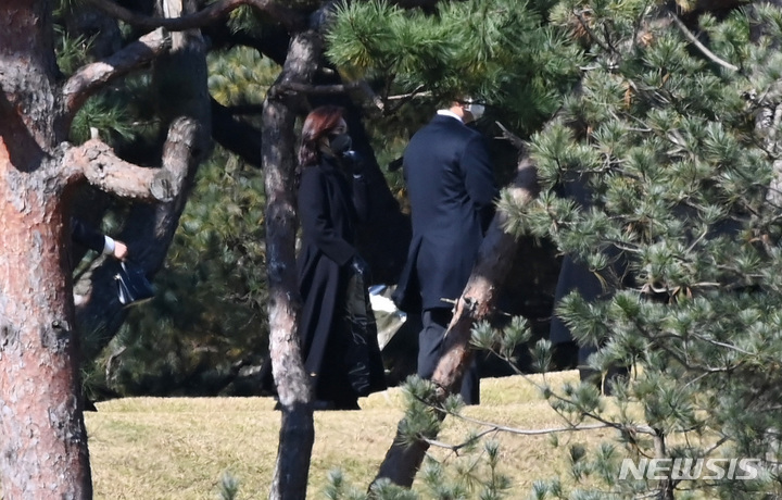 [수원=뉴시스] 김종택기자 = 이부진 호텔신라사장이 25일 오전 경기도 수원 선영에서 진행된 고(故) 이건희 삼성그룹 회장 2주기 추도식에 참석하고 있다. 2022.10.25. jtk@newsis.com