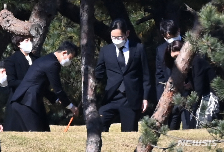 [수원=뉴시스] 김종택기자 = 이재용 삼성전자 부회장이 25일 오전 경기도 수원 선영에서 진행된 고(故) 이건희 삼성그룹 회장 2주기 추도식에 참석한 뒤 나서고 있다. 2022.10.25. jtk@newsis.com