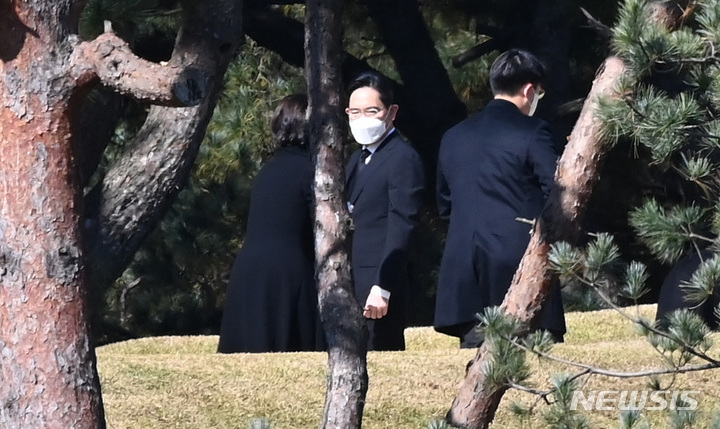 [수원=뉴시스] 김종택기자 = 이재용 삼성전자 부회장이 25일 오전 경기도 수원 선영에서 진행된 고(故) 이건희 삼성그룹 회장 2주기 추도식에 참석하고 있다. 2022.10.25. jtk@newsis.com