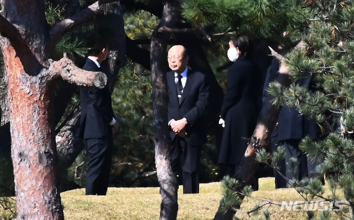 [수원=뉴시스] 김종택기자 = 한화그룹 김승연 회장이 25일 오전 경기도 수원 선영에서 진행된 고(故) 이건희 삼성그룹 회장 2주기 추도식에 참석하고 있다. 2022.10.25. jtk@newsis.com