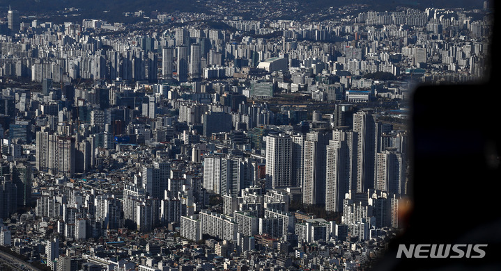 [서울=뉴시스] 정병혁 기자 = 25일 서울 송파구 롯데월드타워 전망대 서울스카이를 찾은 시민들이 서울시내 아파트를 배경으로 사진찍고 있다. 2022.10.25. jhope@newsis.com