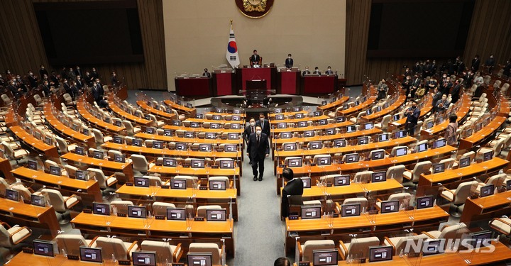 [서울=뉴시스] 김선웅 기자 = 윤석열 대통령이 25일 오전 서울 여의도 국회 본회의장에서 내년도 정부 예산안에 대한 시정연설을 마친 뒤 텅빈 더불어민주당 의원석 사이로 걸어나가고 있다. (공동취재사진) 2022.10.25. photo@newsis.com