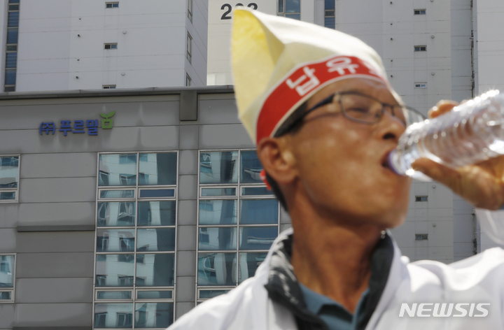 [서울=뉴시스] 고승민 기자 = 전북 임실낙우회, 푸르밀 낙농가 비대위 등 푸르밀에 원유를 공급하는 축산 농민들이 25일 서울 푸르밀 본사 앞에서 규탄집회를 연 가운데 대표단 관계자가 물을 마시고 있다. 2022.10.25. kkssmm99@newsis.com