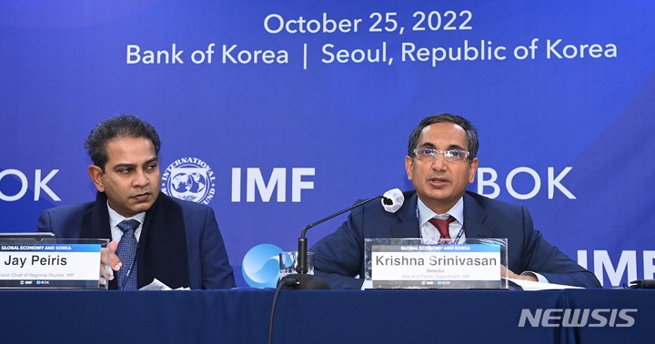 [서울=뉴시스] 사진공동취재단 = 크리슈나 스리니바산(Krishna Srinivasan·오른쪽) IMF 아시아·태평양국 국장이 25일 서울 중구 한국은행에서 진행된 기자 간담회에서 '세계경제와 한국'을 발표하고 있다. 왼쪽은 제이 페리스(Jay Peiris) IMF 아시아·태평양국 부장. 2022.10.25. photo@newsis.com