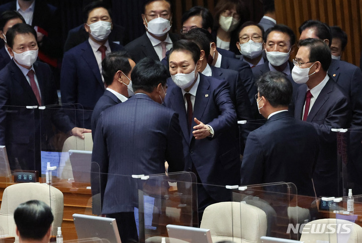 [서울=뉴시스] 전진환 기자 = 윤석열 대통령은 지난 26일 여당 지도부와의 오찬에서 오는 3월 전당대회에 꼭 참석하겠다고 밝혔다고 한다. 사진은 작년 10월 서울 여의도 국회 본회의장에서 시정연설을 마친 윤 대통령이 장제원 의원과 인사를 나누는 모습. (공동취재사진) 2023.01.27. photo@newsis.com
