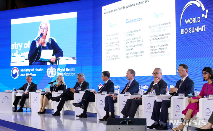 [서울=뉴시스] 조수정 기자 = 재닌 스몰 화이자 선진국시장 글로벌회장이 25일 서울 광진구 워커힐호텔에서 열린 '세계 바이오 서밋 2022' 포스트 팬데믹을 위한 미래전략을 주제로 한 기업 대표 세션에서 발표하고 있다. 2022.10.25. chocrystal@newsis.com