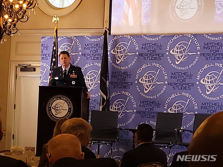 [워싱턴=뉴시스]김난영 특파원 = 데이비드 톰슨 미국 우주작전부참모장이 25일(현지시간) 버지니아 알링터에서 열린 미첼항공우주연구소가 개최한 제1차 연례 우주전력안보포럼에서 발언하고 있다. imzero@newsis.com 2022.10.25.