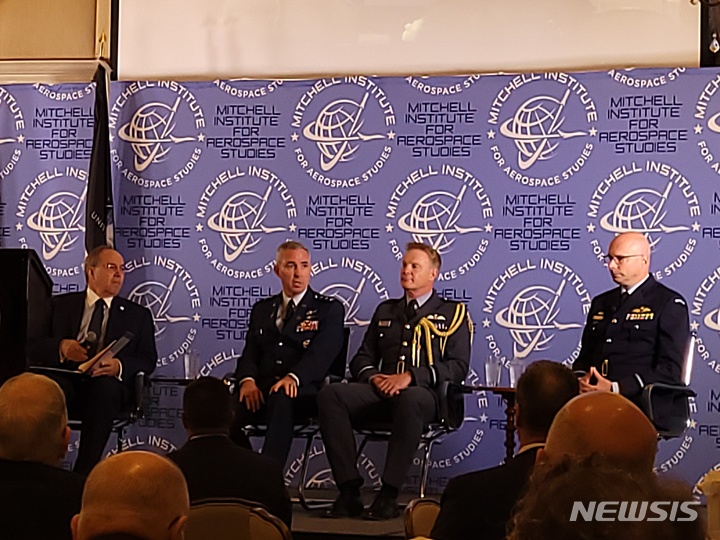 [워싱턴=뉴시스]김난영 특파원 = 스티븐 와이팅 미국 우주군작전사령관(왼쪽 두번째)이 25일(현지시간) 미첼항공우주연구소가 개최한 제1차 연례 우주전력안보포럼에 참석한 모습. imzero@newsis.com 2022.10.25.
