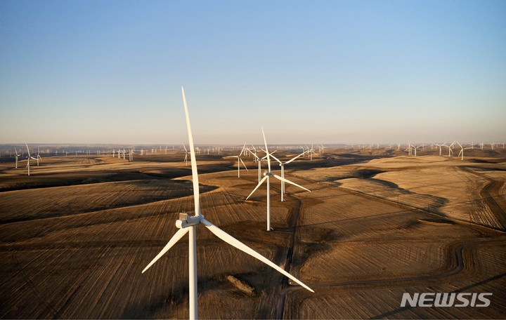 [서울=뉴시스]애플의 탈탄소화를 위한 재생 가능 에너지 생산 방안 중 하나인 풍력 발전. (사진=애플 제공)