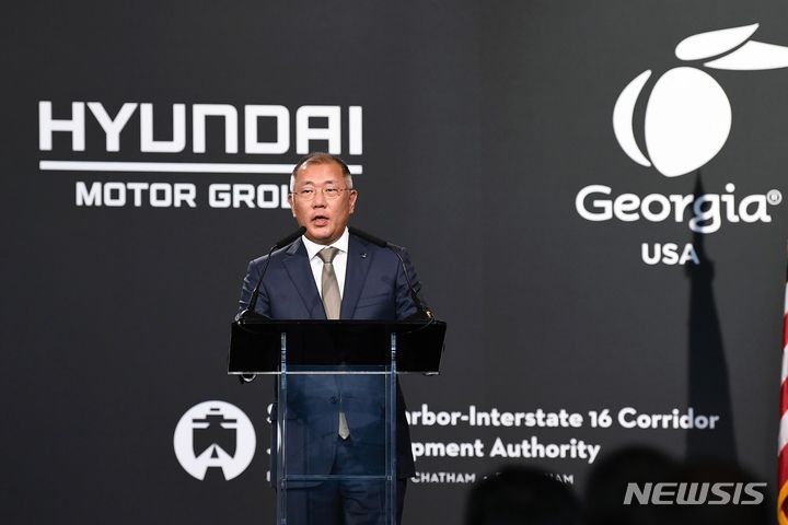 [서울=뉴시스]현대자동차그룹이 25일(현지시간) 미국 조지아 주 브라이언 카운티에서 전기차 전용 공장 ‘현대차그룹 메타플랜트 아메리카(HMGMA)’ 기공식을 개최했다. 현대차그룹 정의선 회장이 기공식 기념 연설을 하고 있다(사진=현대차그룹)