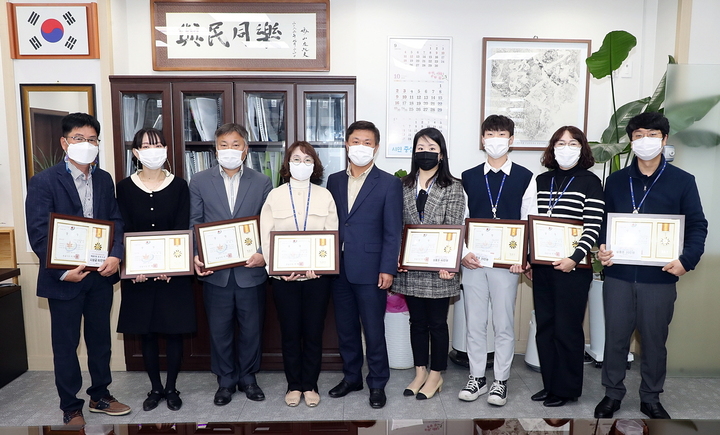 정읍시가 공모했던 '시민참여 정책 제안 페스티벌'의 수상작 제안자들이 시상 후 이학수 시장(왼쪽 다섯번째)과 기념사진을 찍고 있다. *재판매 및 DB 금지