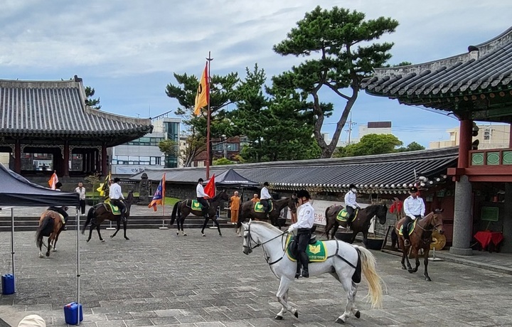 [제주=뉴시스] 제주도자치경찰단 기마 퍼레이드. (사진=도자치경찰단 제공) *재판매 및 DB 금지