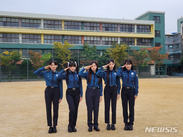 [서울=뉴시스]걸그룹 '버스터즈'가 26일 서울 서부경찰서와 함께 청소년 대상 도박 방지 영상을 촬영했다.(사진=서울 서부경찰서 제공)photo@newsis.com